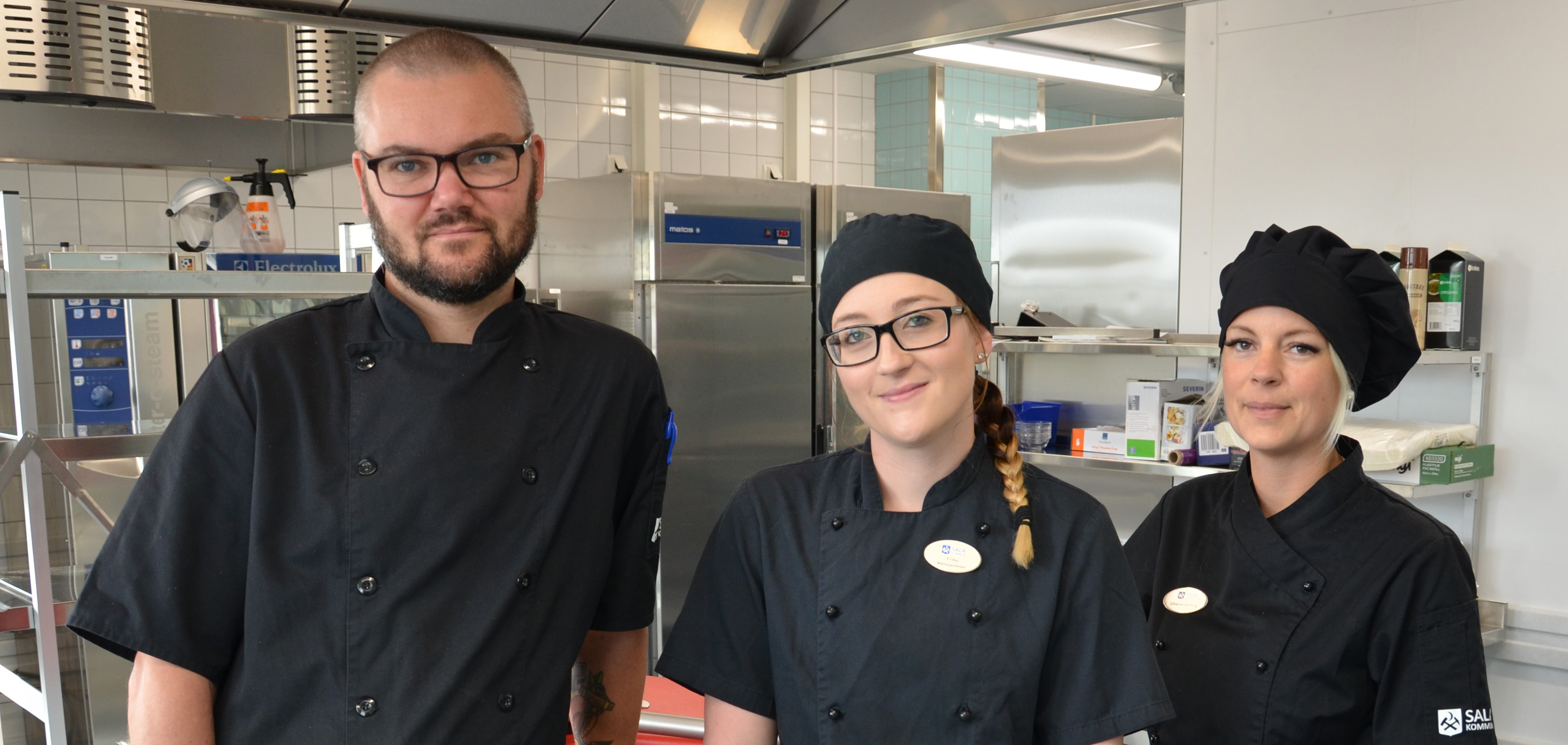 Magnus Litsner, Erika Olsson och Johanna Ahlberg sköter arbetet i Ängshagenskolans nya tillagningskök. 